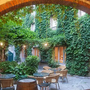 Jardi Hotel